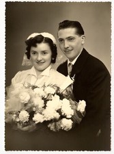 Portrait studio couple mariage jeunes mariés bouquet - photo ancienne an. 1930