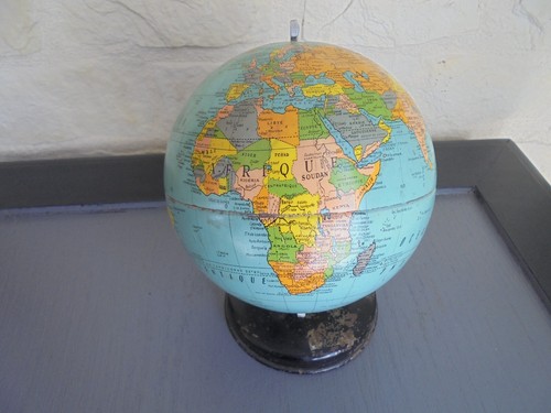 Petit globe terrestre ancien