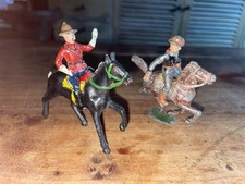 quiralu soldat de la garde Montée Canadienne et Un Cow-boy Soldat de Plomb Alu