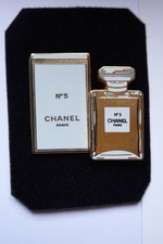 un grand pin's doré Chanel N°5 parfum Paris numéro 64