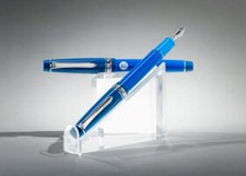 Pilot × Stylo plume bleu