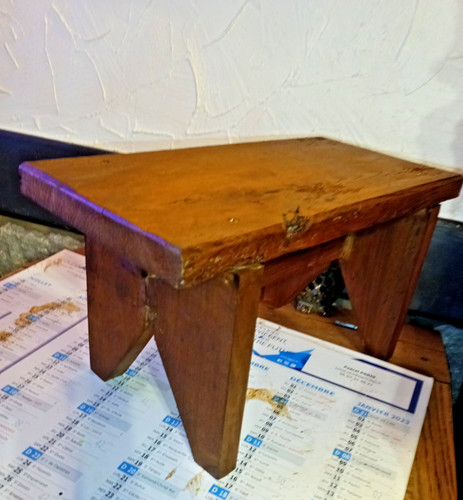 Petit banc repose pied - /,