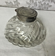 Ancien encrier cristal moulé torsade bouchon métal, modele Bambou Baccarat ?