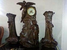 Pendule et vase garniture Art