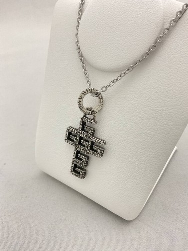 Collier pendentif croix