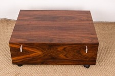 Table basse Danoise roulante faisant Coffre, en Palissandre 1960.
