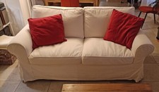 canapé 2 places beige trés bon état, 3 jeux de housses différentes en plus