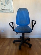 chaise de bureau ergonomique bleue avec accoudoirs