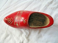 petit sabot bois de décoration long 23cm teinte rouge 