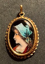 Pendentif en Or 18 K Poinçon tête d'aigle décor Femme de profil émail Limoges.