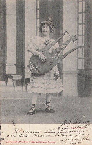 Petite musicienne cythare - cp,