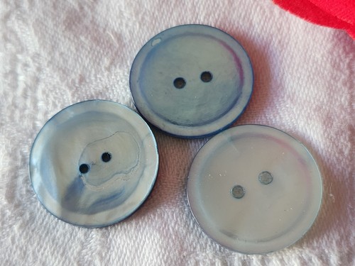 Trio boutons anciens nacre - anciens,