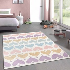 Tapis chambre enfant à motif cœurs – pratique et confortable