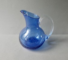 pichet en verre bullé bleu