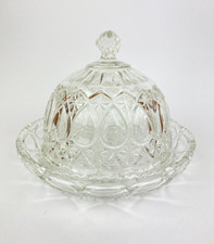 Ravissant petit plat à cloche, en verre pressé moulé transparent