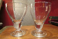 2 anciens verres a pied en