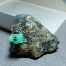 Pierre précieuse brute brute