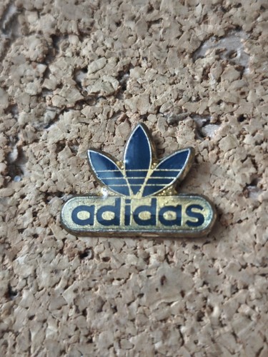 Pin adidas marque outfit - pin's,