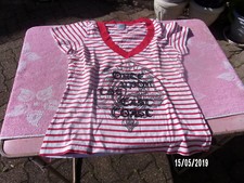 tee schirt fond blanc et rouge taille 38/40