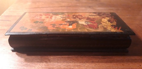 Boîte laquée russe signée