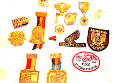 GROS     LOT  DE  15   ANCIENNES MEDAILLES   INSIGNES     HONDA     GOLD WING