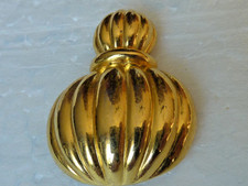 pin's pins badge.parfum WELLA dore  Tab1
