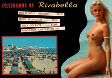 Femme seins nus à Rivabella
