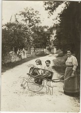 PHOTO ANCIENNE - VINTAGE SNAPSHOT -CURIOSITÉ CHAISE LANDAU BROUETTE JOUET