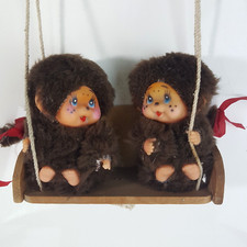 Kiki Monchichi Sekiguchi  Couple Mini Peluches sur Balancelle bois Vintage 80s