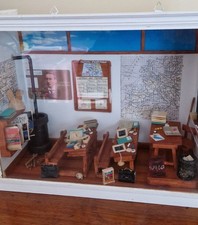 PETITE VITRINE  CLASSE D'ÉCOLE PRIMAIRE Vintage pupitres Tableau Noir Ardoise...