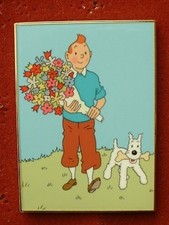 PIN'S  TINTIN ET MILOU TENANT UN BOUQUET DE FLEURS