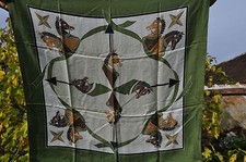SUPERBE FOULARD CARRE EN SOIE DECOR TETES DE CHEVAUX