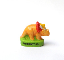 cyb  - fève Banette mate et brillante dinosaure Tricératops  -MAT