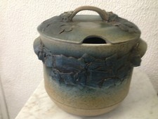 SUPERBE SALADIER SOUPIERE GRES VERNISSE/ DECOR BLEU VISAGE EN RELIEF PIECE RARE