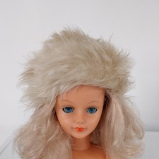 Toque  " Brume  " Poupée Mannequin Cathie de Bella 1974
