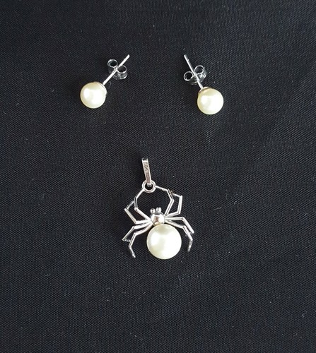 Pendentif araignée avec perle