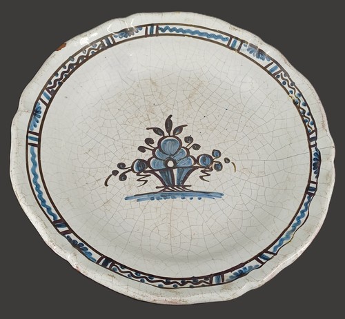Plat xviiième faïence de - plat,