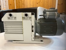 Pompe à vide à deux étages