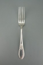 Fourchette de table en métal argenté APOLLO FRANCE, style Louis XV-XVI.