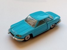 Norev Panhard 24 CT 1/43 N°72 Plastique. Bleu clair. Etat correct. Déformations.