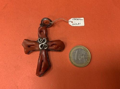 Croix corail rouge sur - sur, de