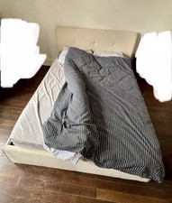 Ensemble : lit Coffre (140 x 200) + Matelas (140 x 190) + Deux oreillers.