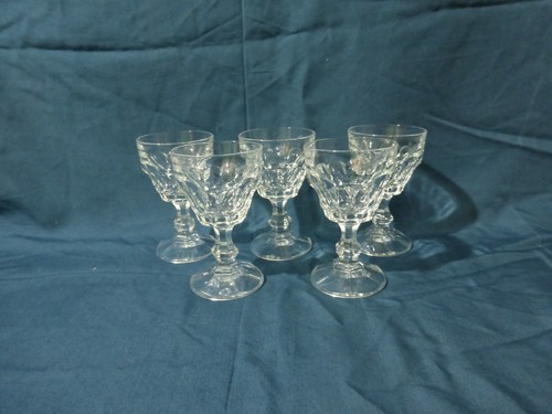 Anciens verres vin sur - à,