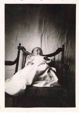 ANCIENNE PHOTOGRAPHIE 1946 BÉBÉ PREND LA POSE SUR UNE CHAISE
