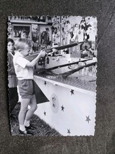 PHOTO ORIGINALE N/B ANNEES 60 ENFANT JOUET FETE FORAINE STAND DE TIR CARABINE 