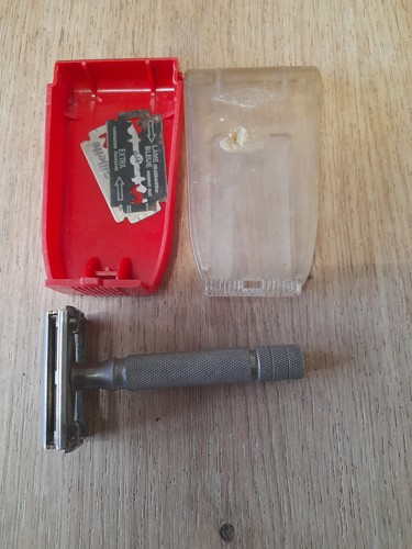 Rasoir mécanique dans - , boîte