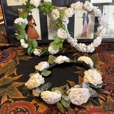 3 anciennes couronnes de fleurs tissus et divers de communiante chapeau ancien