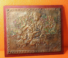  Tableau , Plaque en cuivre repoussé  ,bas relief décor femme et enfants, signée