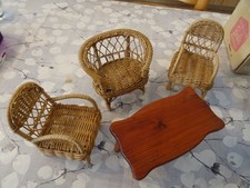 barbie  ou poupéemannequin ancienne 3 fauteuils rotin et table bois lot 4.