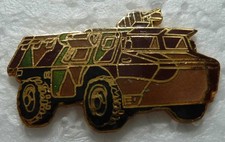 PIN'S MILITAIRE D' UN VEHICULE DE L'AVANT BLINDE (VAB) CAMOUFLE